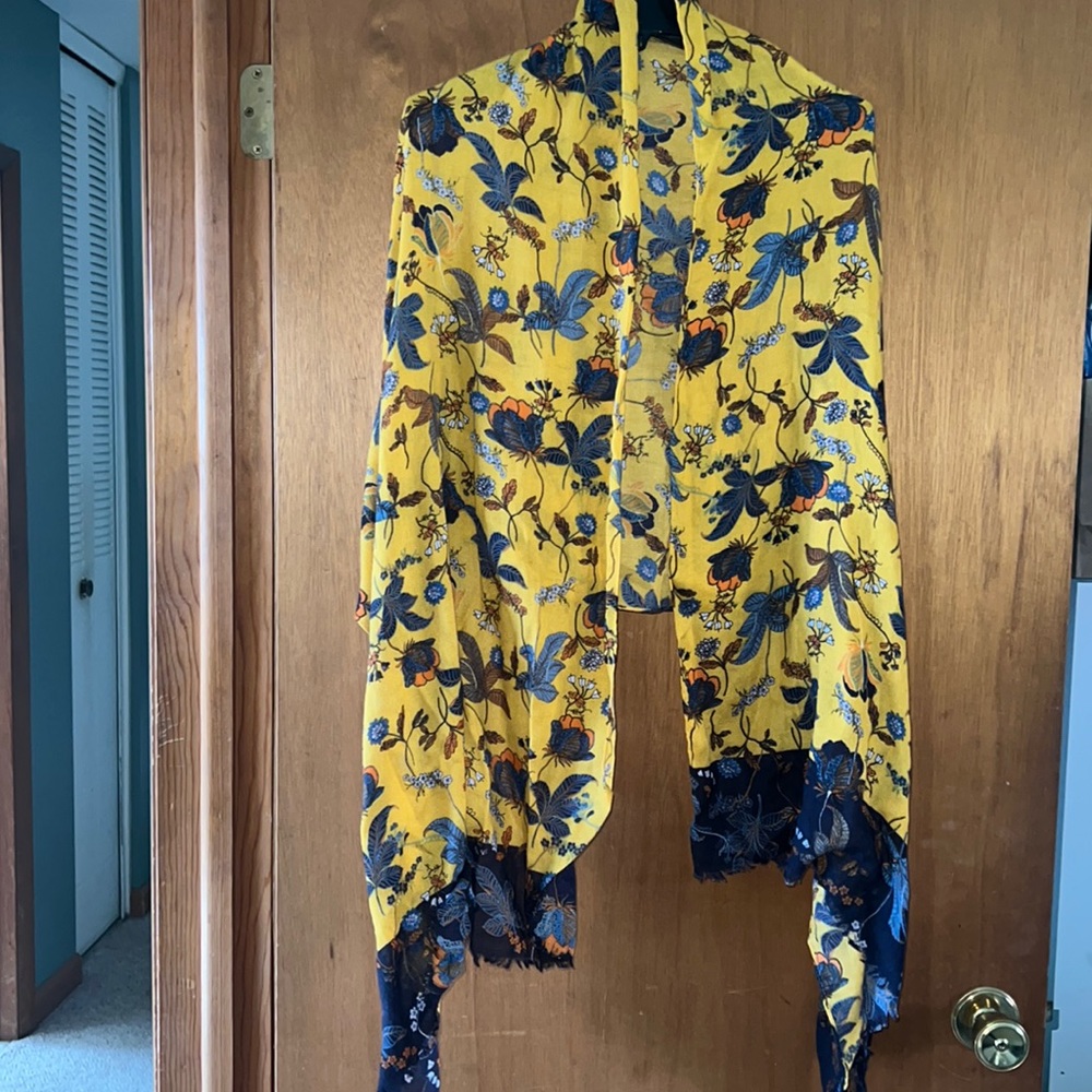 Loft scarf in yellow and blue!